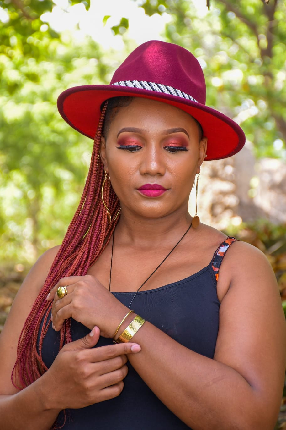 Stylish Fedora With Accessories For Ensembles